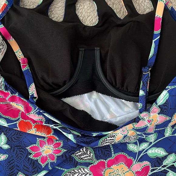 NWT TANKINI TOP WITH BUILT IN BRA - Picture 4 of 6